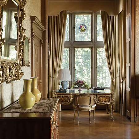 - Frankfurt Hotel